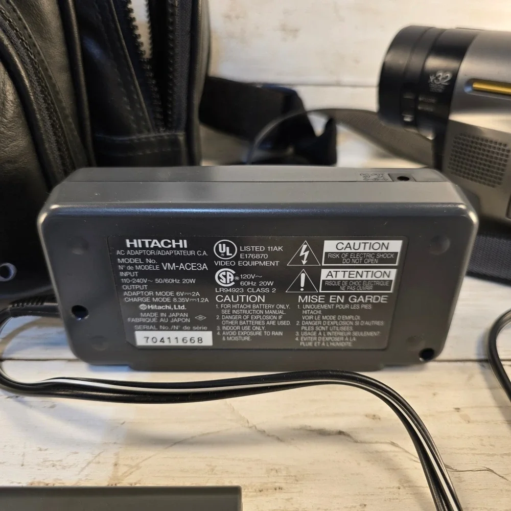 VTG Hitachi VM-E535LA 8mm Video Camcorder 32x Zoom 3in LCD Bundle w/ Bag & Tapes